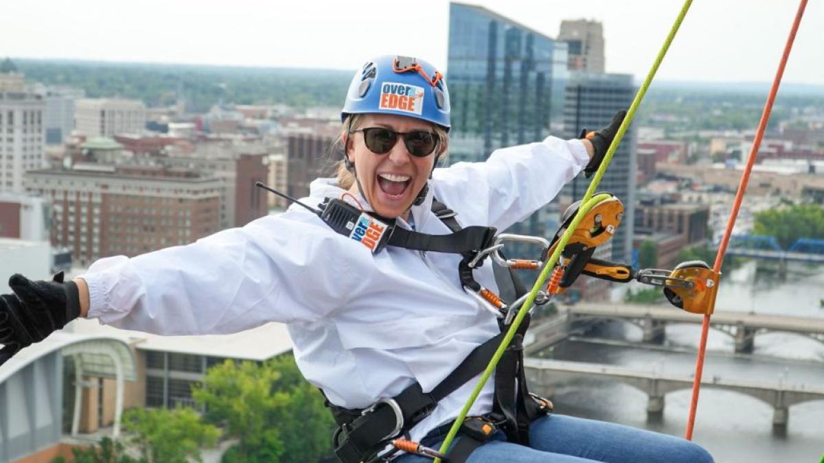 Congresswoman Scholten Repels off of a building for charity